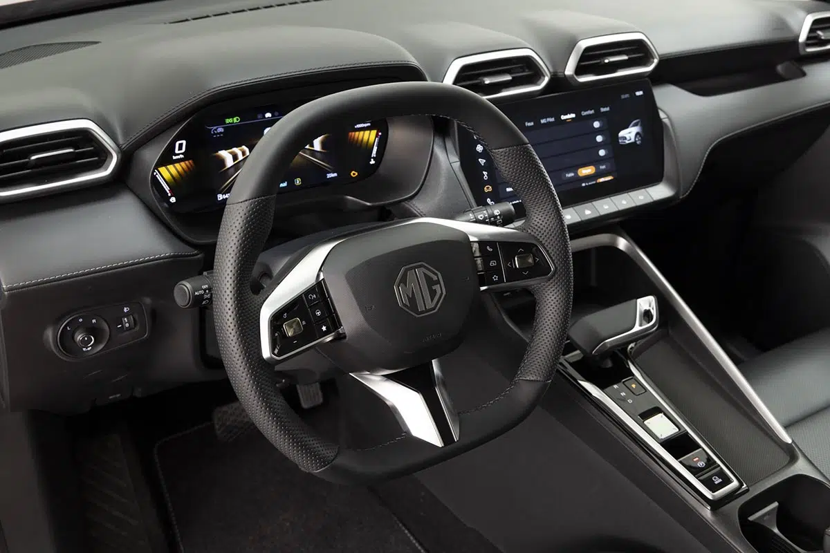 Interior del MG ZS Hybrid+ 2025, destacando la pantalla táctil y el tablero digital.