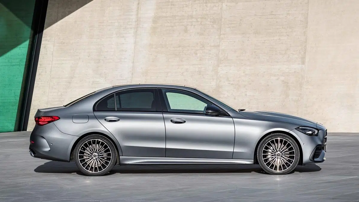 Vista lateral de la Mercedes Clase C 300, destacando sus líneas elegantes y su silueta aerodinámica.
