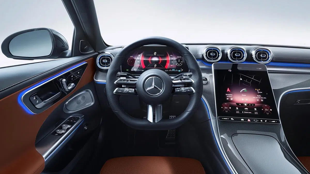 Interior de las versiones Berlina y Break del Mercedes Clase C 300, destacando la pantalla MBUX y los acabados de alta gama