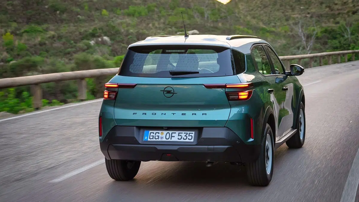 Vue arrière de l’Opel Frontera 2025, mettant en avant le hayon large et les feux LED horizontaux.
