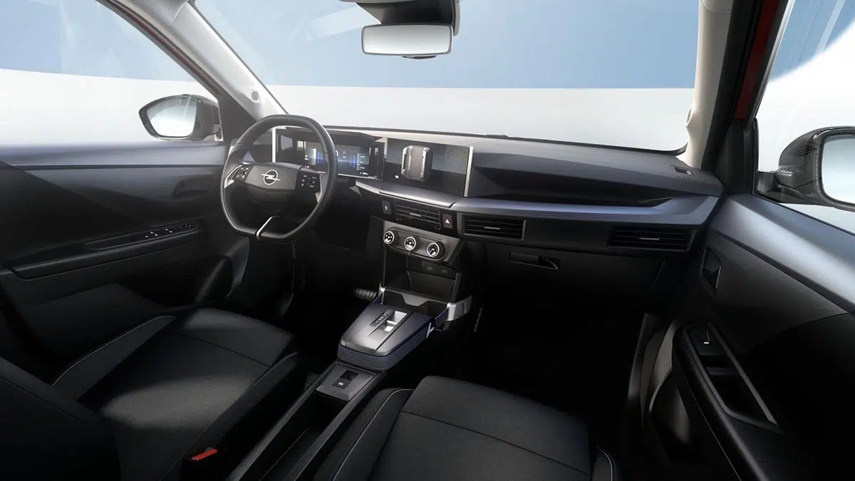 Intérieur de l’Opel Frontera 2025, montrant le tableau de bord numérique et l’écran tactile central.