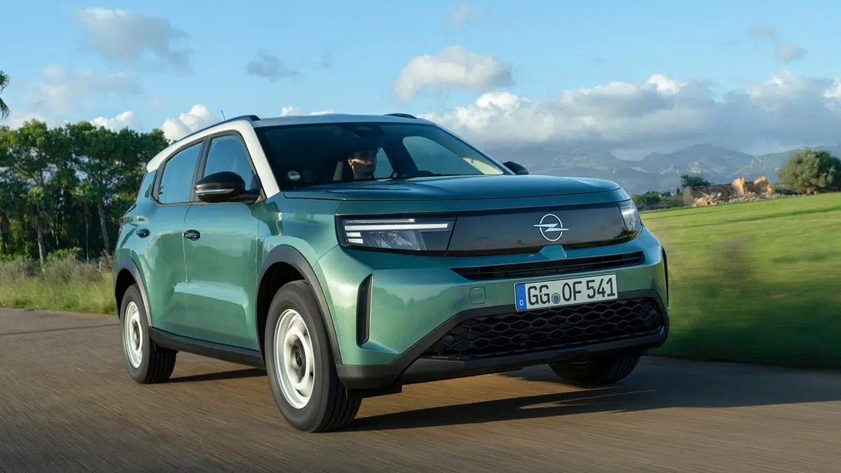 Vue de face de l’Opel Frontera 2025, illustrant sa calandre Vizor et ses optiques LED effilées.