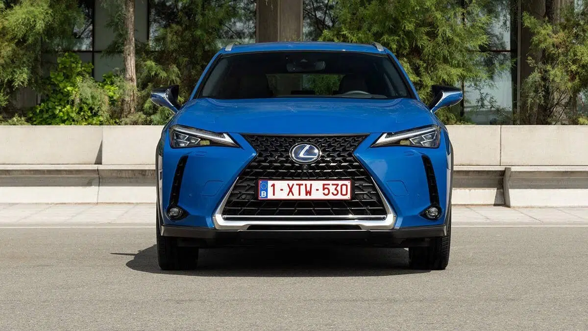 Vista frontal del Lexus UX 300e, destacando la rejilla específica y los distintivos faros LED.