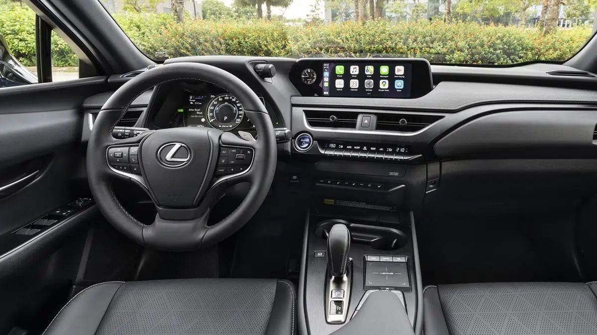 Interior del Lexus UX 300e, mostrando la pantalla táctil central y los acabados de alta calidad.