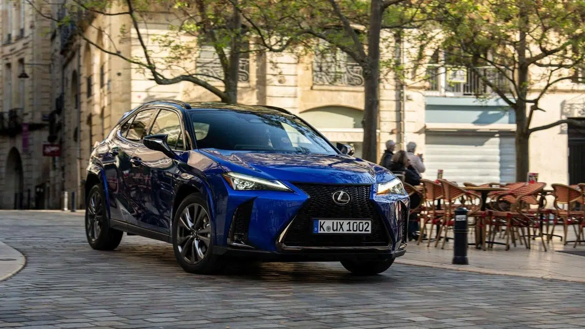 Vista 3/4 del Lexus UX 300e, mostrando su diseño dinámico y su aerodinámica trabajada.