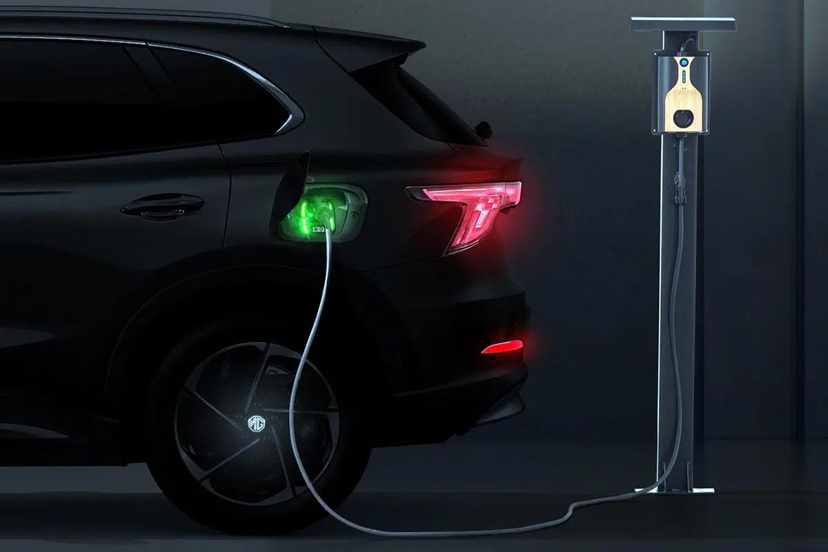 Primer plano de una estación de carga rápida, ilustrando la conexión de un vehículo eléctrico.