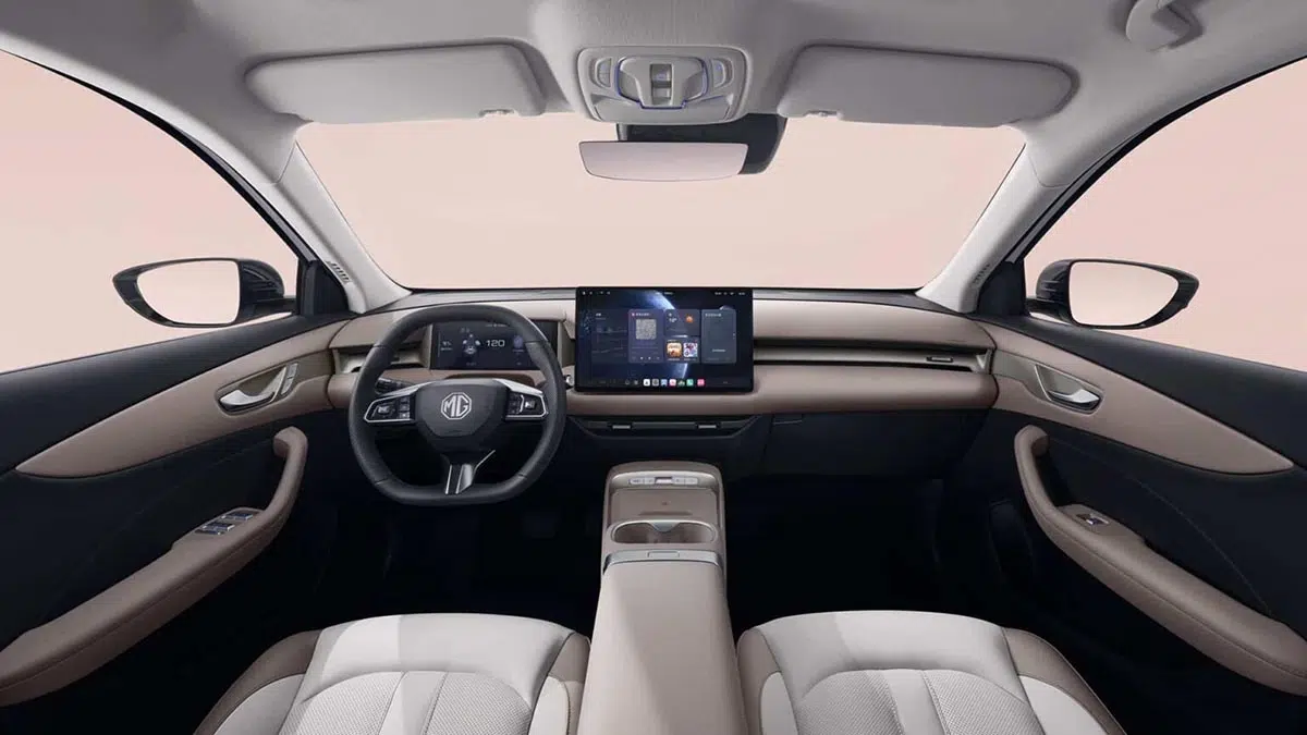 Vista del cockpit del MG S5 EV, ilustrando la pantalla táctil central y el tablero digital.