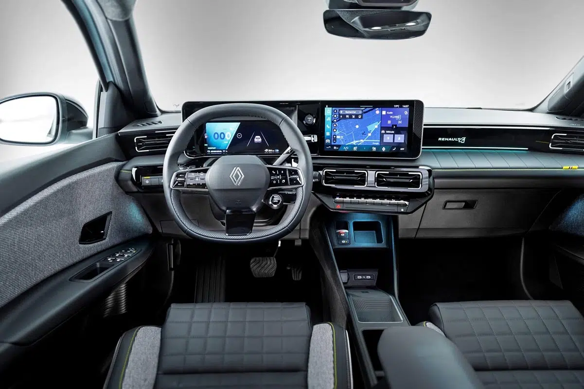 Vista del cockpit del Renault 4 E-Tech, ilustrando la doble pantalla digital y la interfaz conectada.