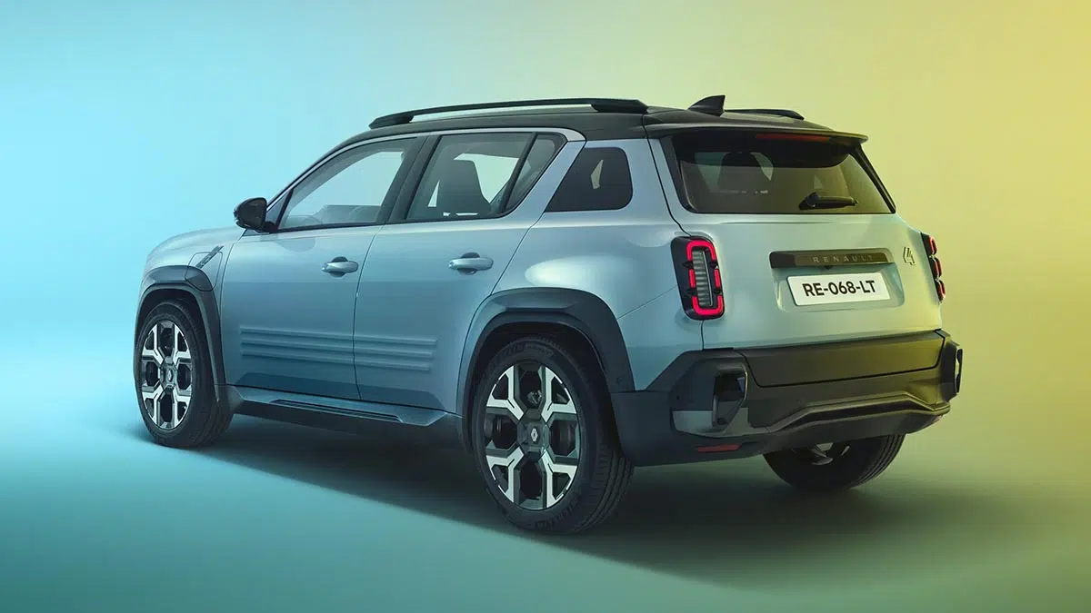 Vista trasera del Renault 4 E-Tech, ilustrando su firma lumínica LED y su portón vertical.