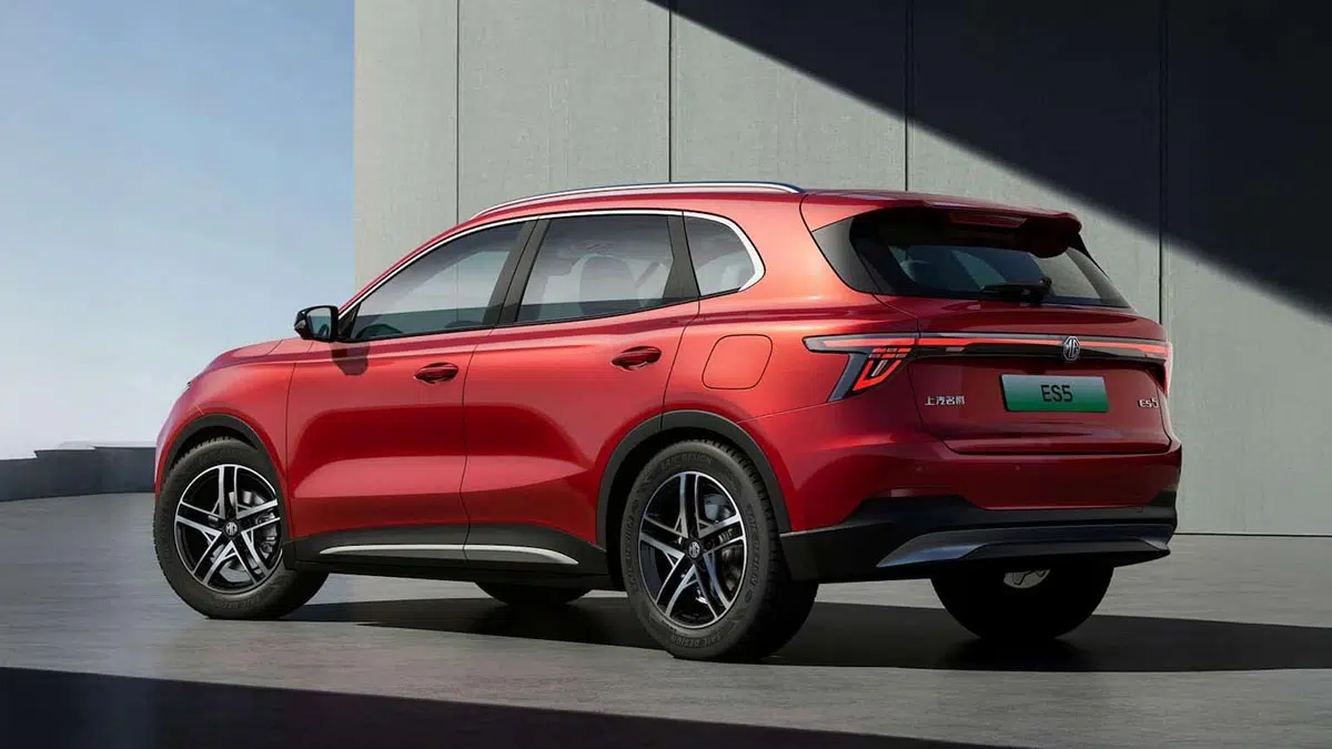 Vista trasera del MG S5 EV, que ilustra sus luces LED horizontales y su práctico portón trasero