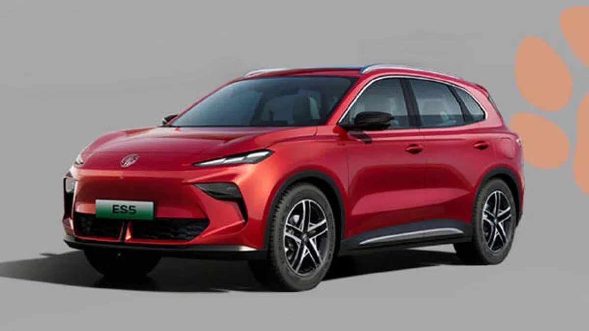 Vista 3/4 del MG S5 EV, que resalta su diseño dinámico y su parrilla cerrada típica de vehículos eléctricos