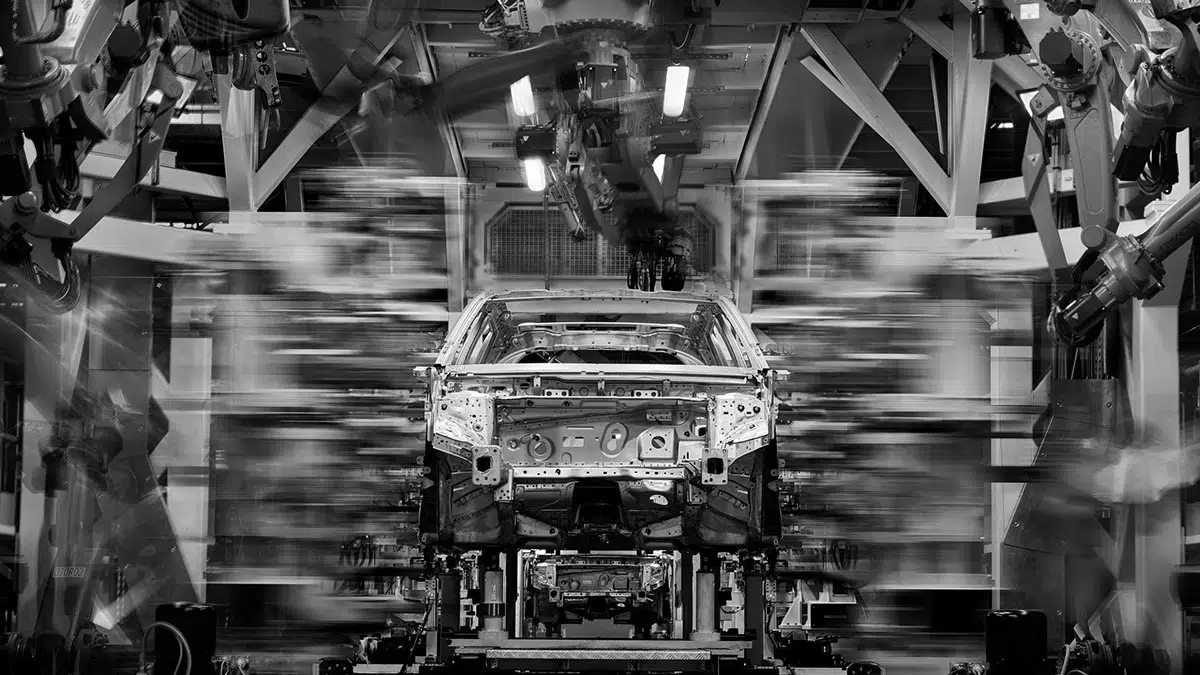 Vue de l’usine de montage de la nouvelle Jeep Compass, montrant la chaîne de production et l’assemblage du véhicule.