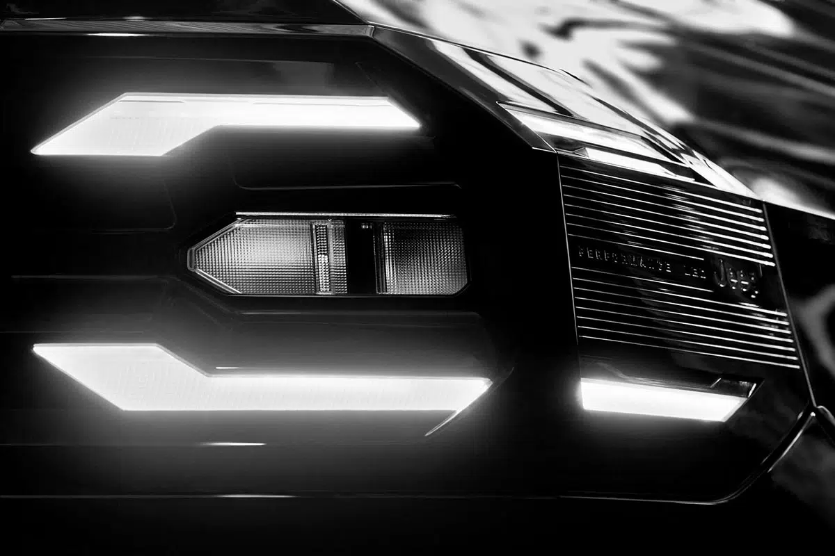 Gros plan sur un feu avant de la nouvelle Jeep Compass, illustrant sa signature lumineuse LED