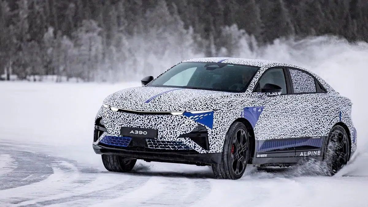 Vista frontal del Alpine A390, mostrando su firma luminosa agresiva y su diseño aerodinámico.