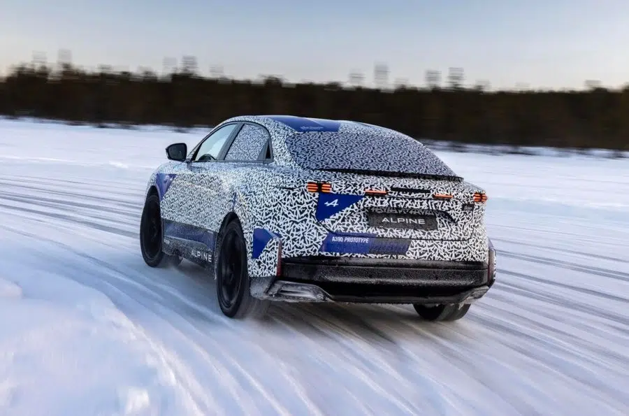 Vista trasera del Alpine A390, ilustrando su discreto alerón y sus modernos faros LED.
