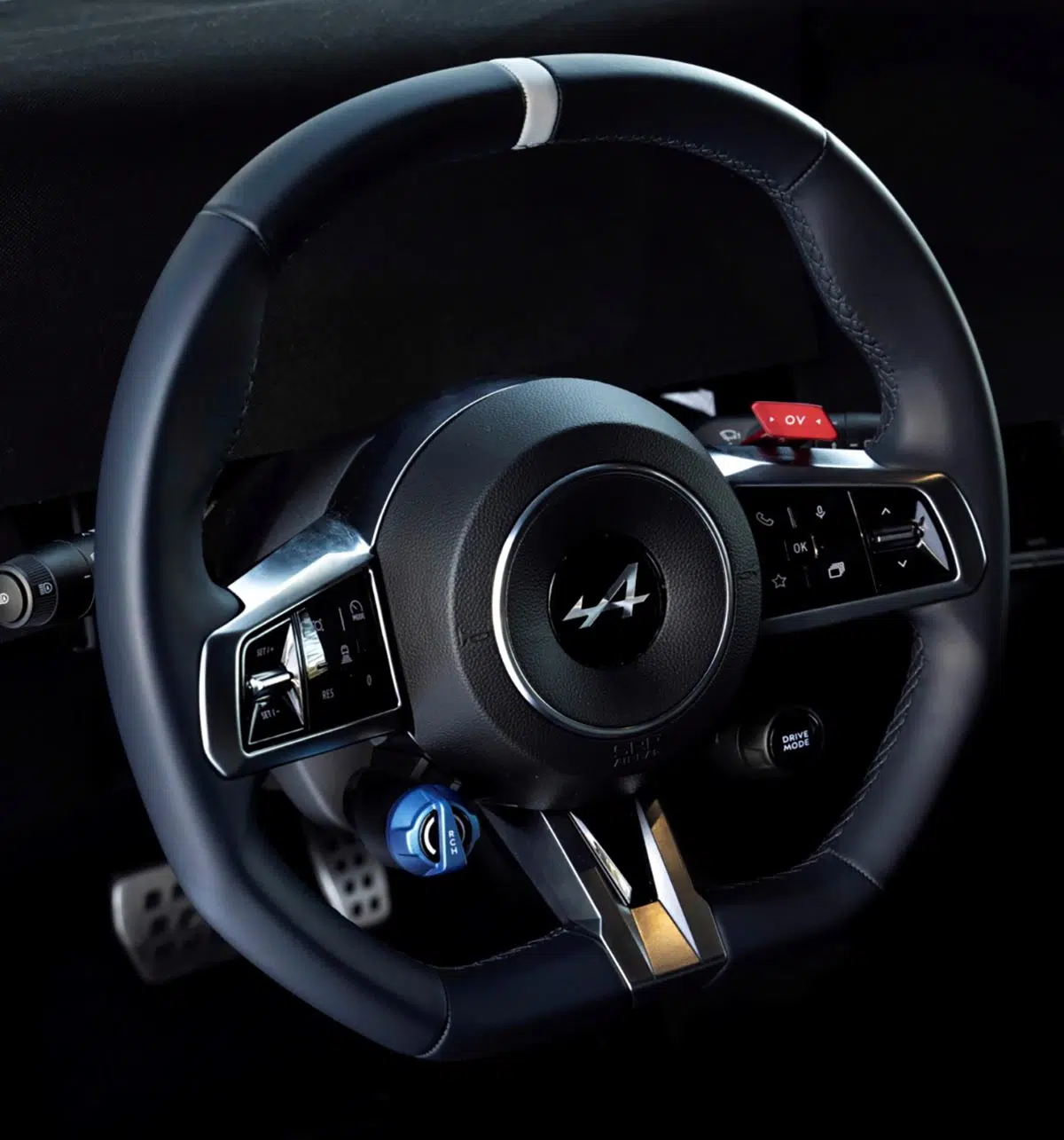 Vista del panel de control del Alpine A390, destacando el volante inspirado en la Fórmula 1.