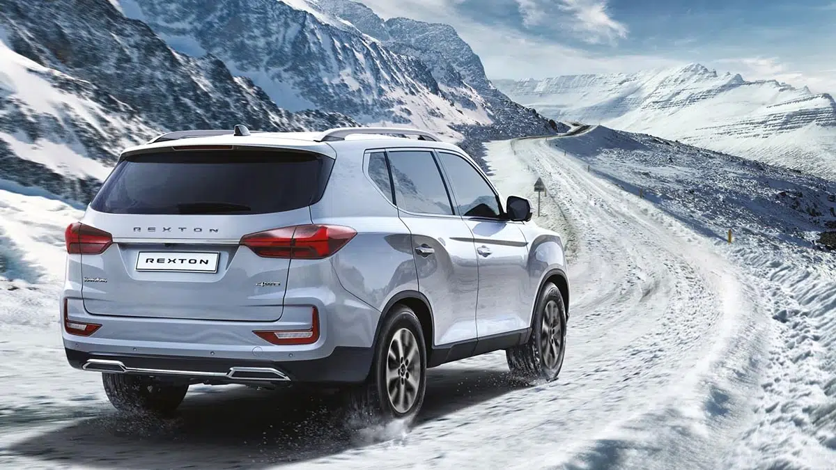 Vista trasera del KGM Rexton 2025, destacando su diseño robusto y luces LED modernas.