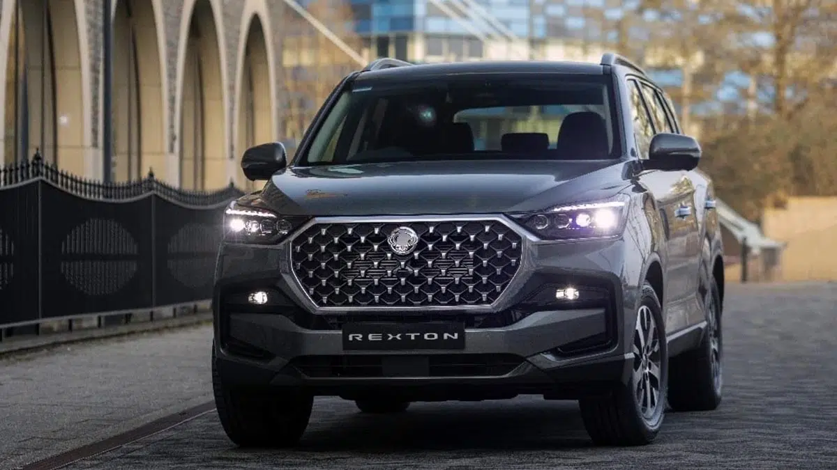 Vista frontal del KGM Rexton 2025, mostrando su parrilla imponente y su firma luminosa LED.