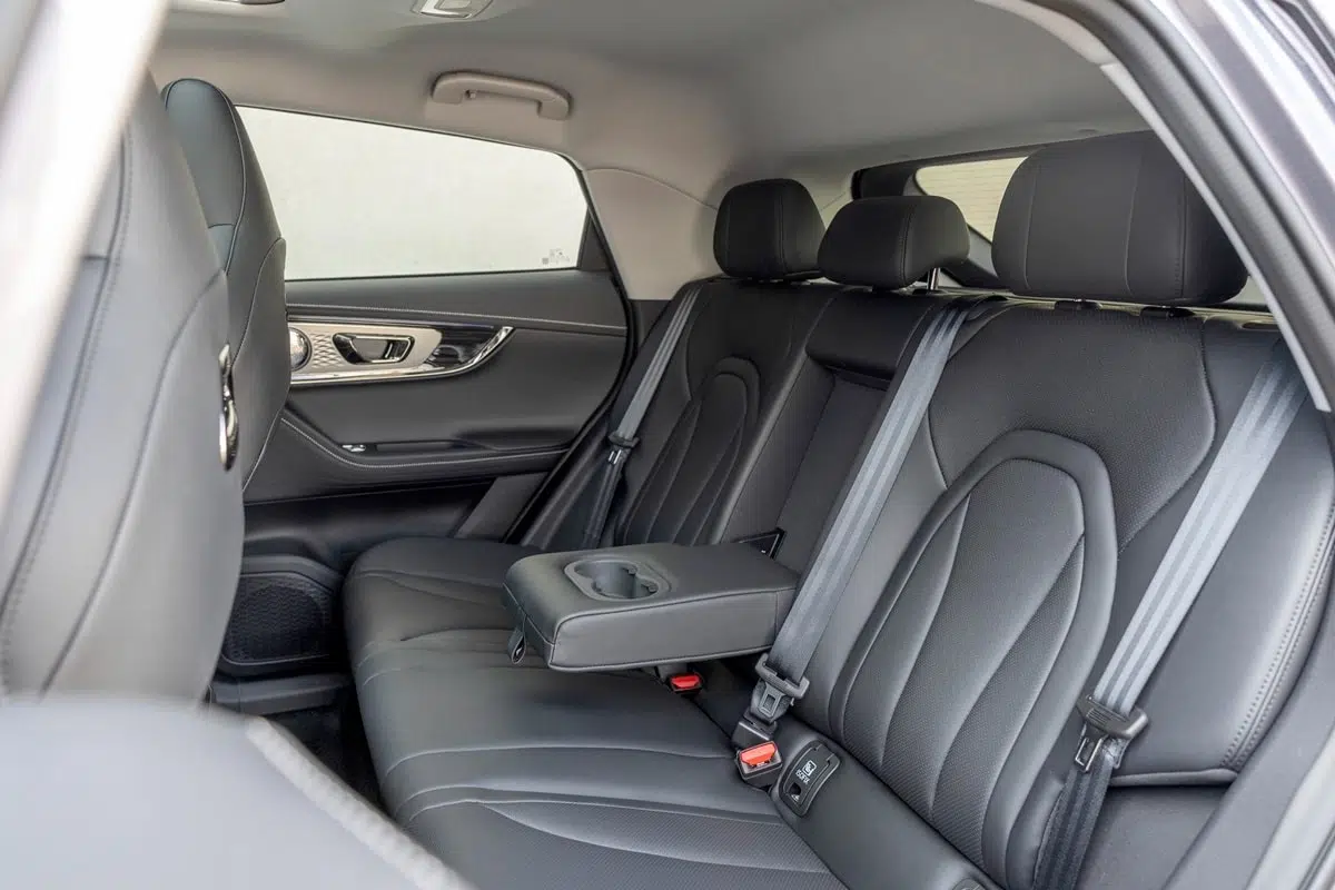 Vista del asiento trasero del Omoda 5, ilustrando la habitabilidad y disposición de los asientos.