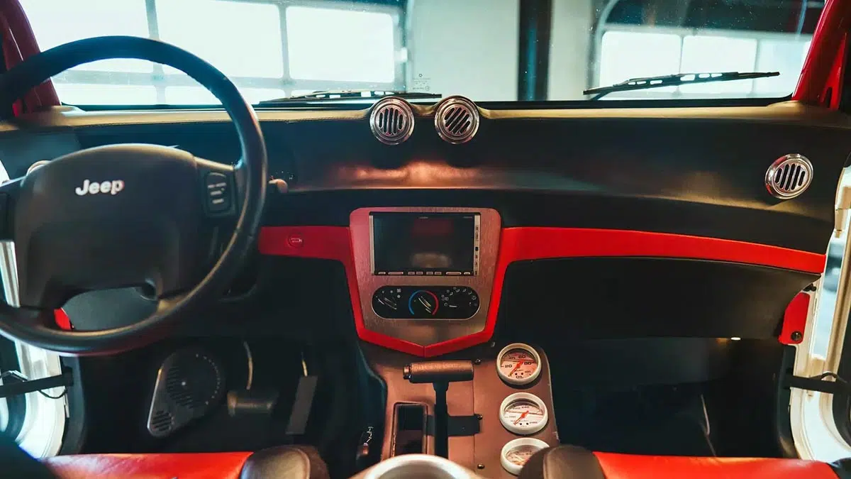 Vista del interior del Jeep Wrangler V10, mostrando el tablero de mandos y la jaula anti-vuelco.
