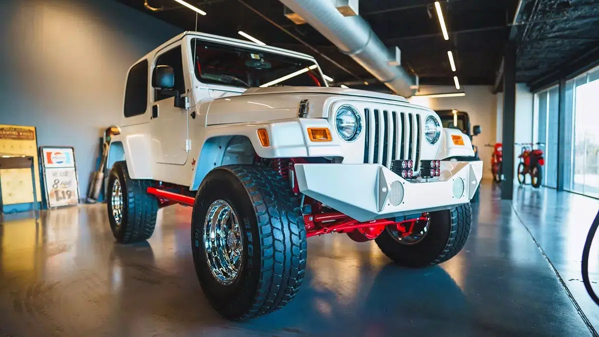 Vista frontal del Jeep Wrangler V10, ilustrando su imponente tamaño y elementos off-road.
