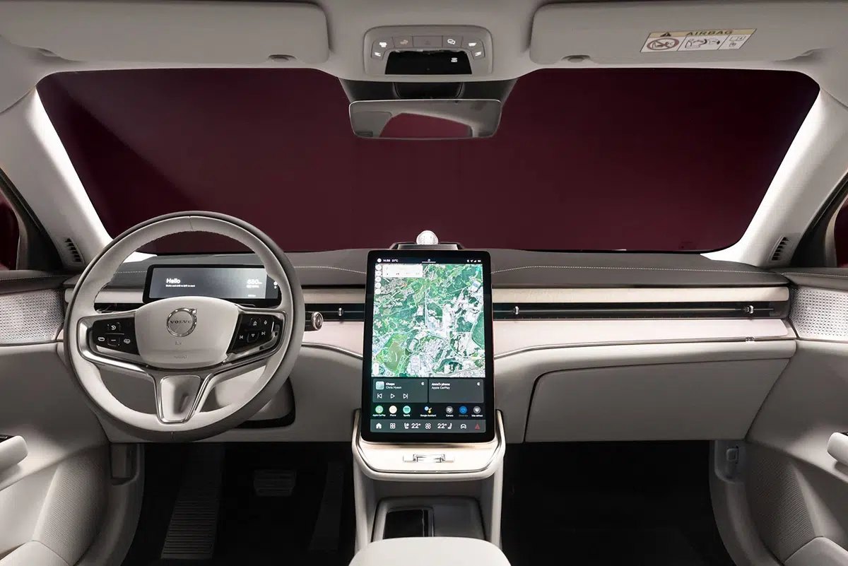 Vue du poste de conduite du Volvo ES90, mettant en avant le grand écran tactile central et l’instrumentation numérique.