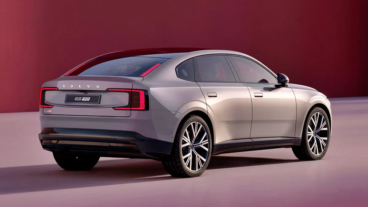 Vue arrière du Volvo ES90, montrant ses feux LED et son hayon élégant.