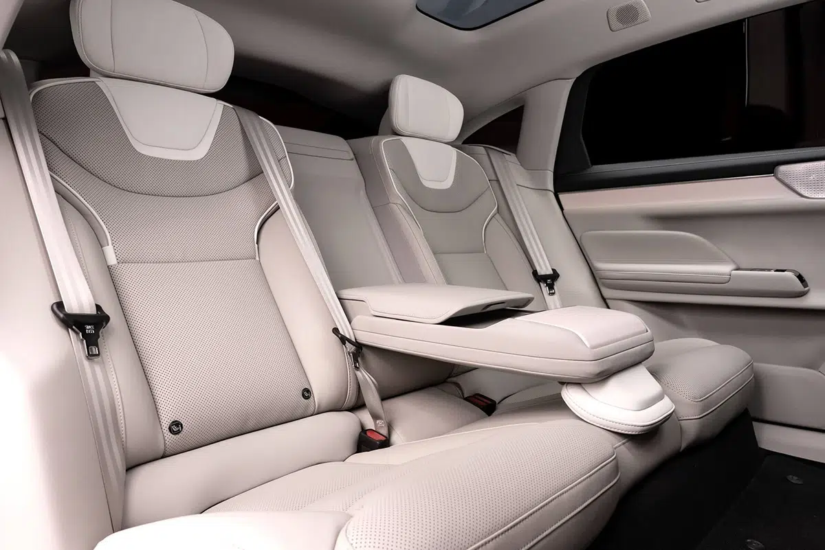 Vue des sièges arrière du Volvo ES90, mettant en avant l’espace aux jambes et la qualité des matériaux.