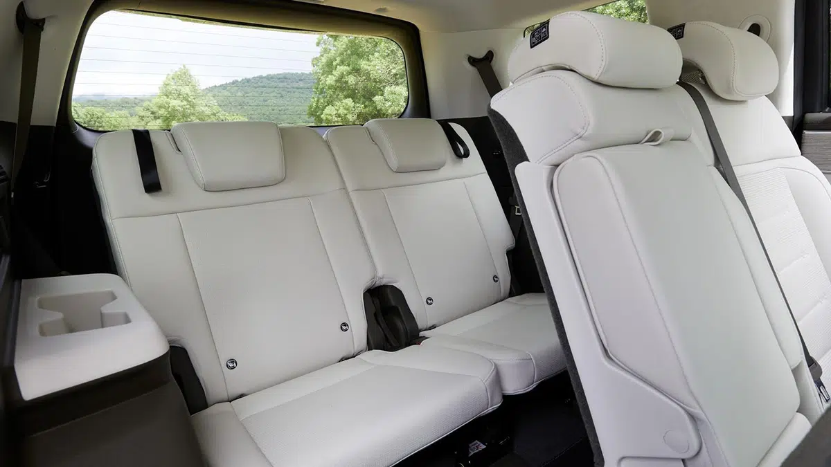Vista de los asientos traseros del Hyundai Santa Fe, mostrando el amplio espacio disponible para los pasajeros y las comodidades.