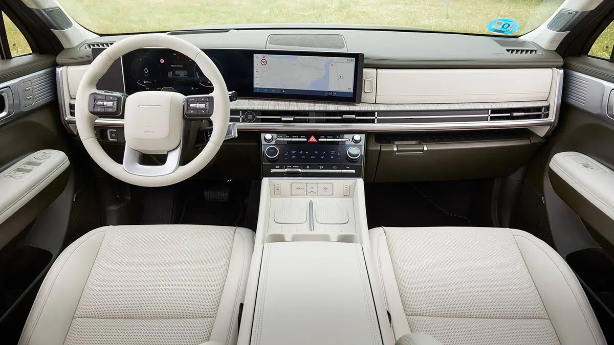 Vista del tablero de instrumentos del Hyundai Santa Fe, resaltando las pantallas digitales y acabados premium.