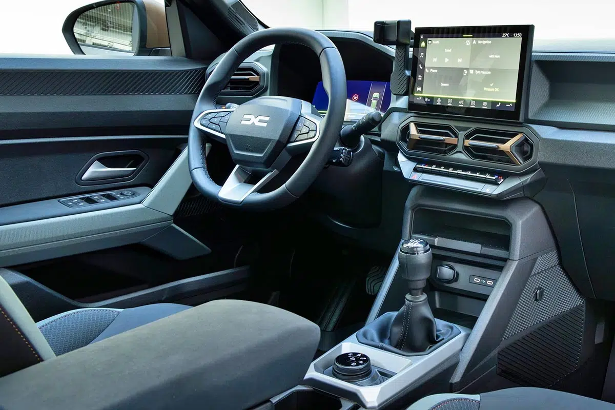 Vista del puesto de conducción del Dacia Bigster 4x4, destacando su pantalla táctil y su ergonomía optimizada.