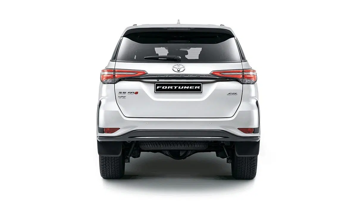 Vista trasera del Toyota Fortuner, destacando su diseño y luces LED horizontales.