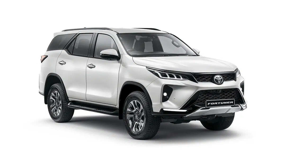 Vista frontal del Toyota Fortuner, destacando su parrilla masiva y sus luces LED.