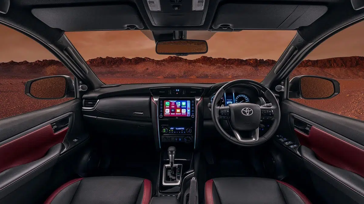 Vista del panel de control del Toyota Fortuner, con pantalla táctil y acabados interiores.