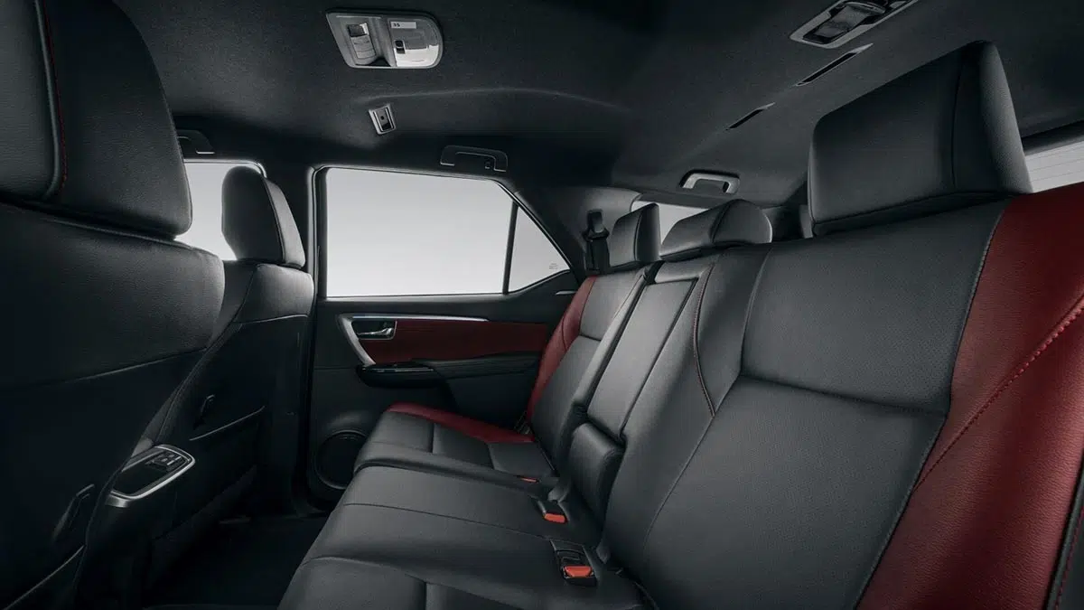 Vista de los asientos traseros del Toyota Fortuner, que ilustran el espacio para los pasajeros y la modularidad de los asientos.