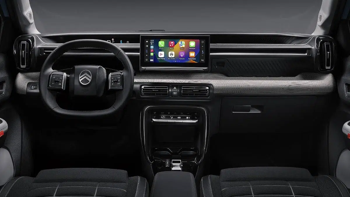 Vista del interior del Citroën C3, mostrando el puesto de conducción y la ergonomía del tablero.