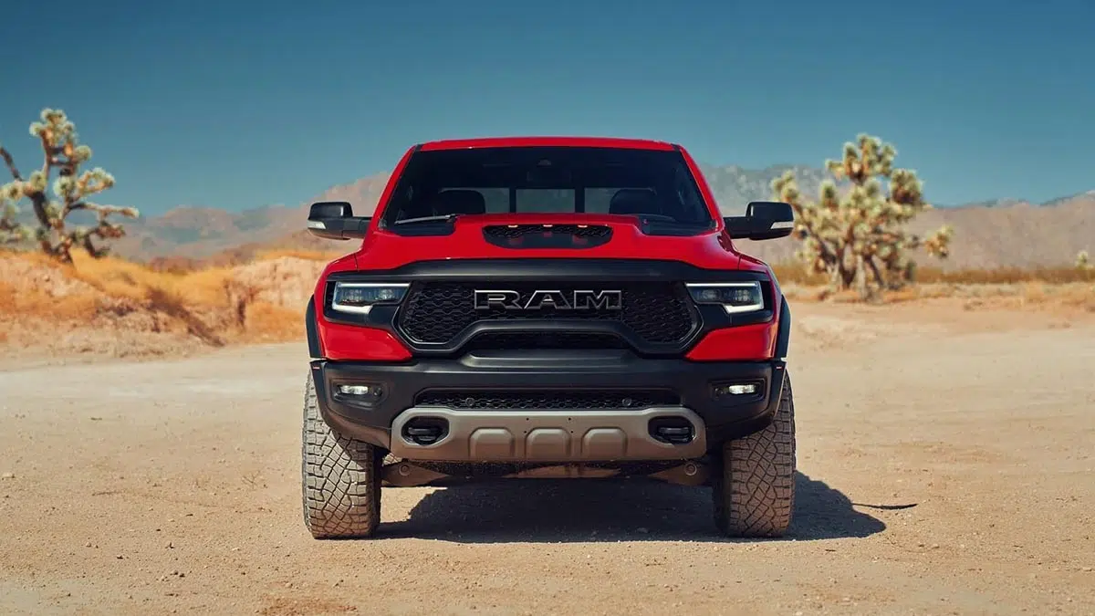 Vista frontal del Ram 1500 TRX 2025, ilustrando su parrilla masiva y faros LED.
