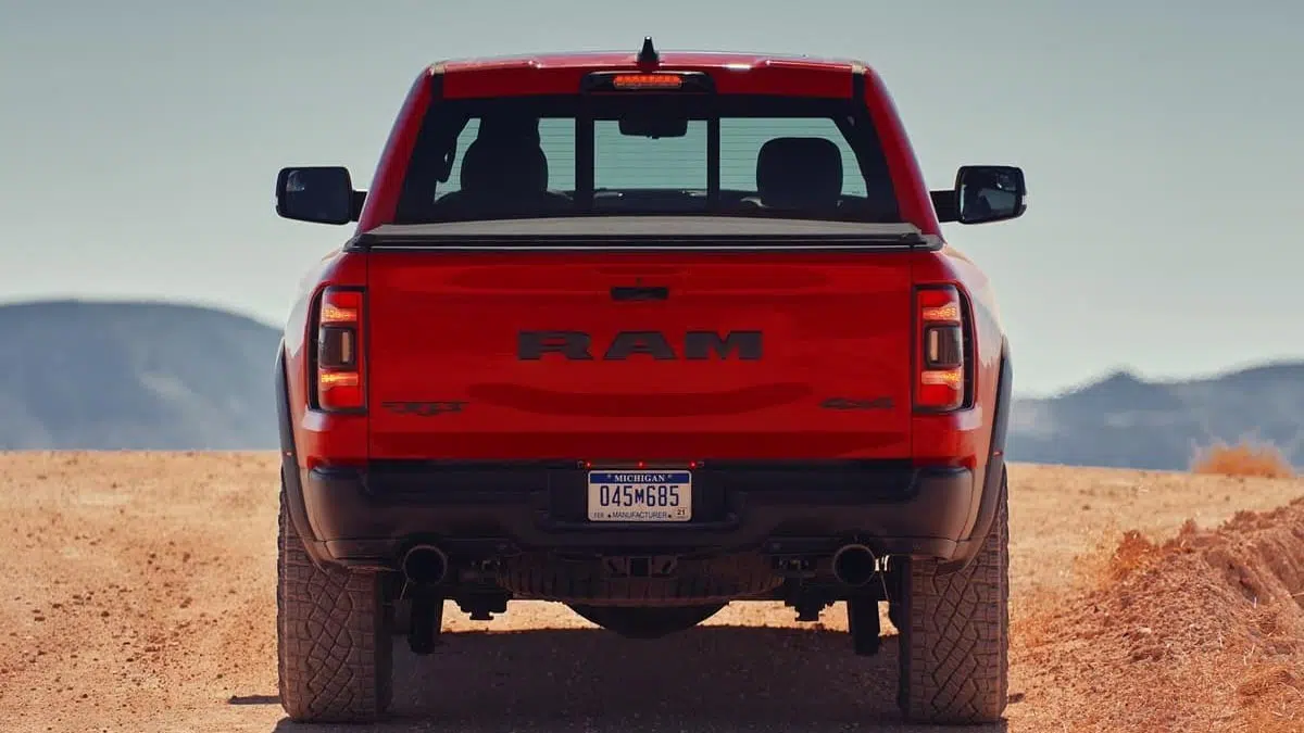 Vista trasera del Ram 1500 TRX 2025, destacando sus luces LED y su doble escape.
