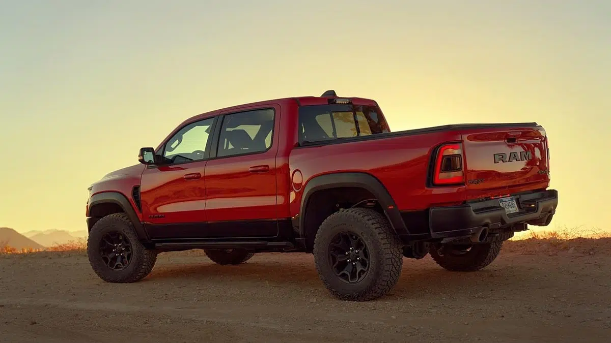 Ram 1500 TRX 2025 en acción en la arena, levantando una nube de polvo.