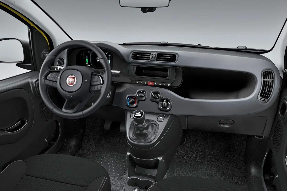 Fiat Panda Hybrid 2025 interior, tablero ergonómico y pantalla táctil de 7 pulgadas
