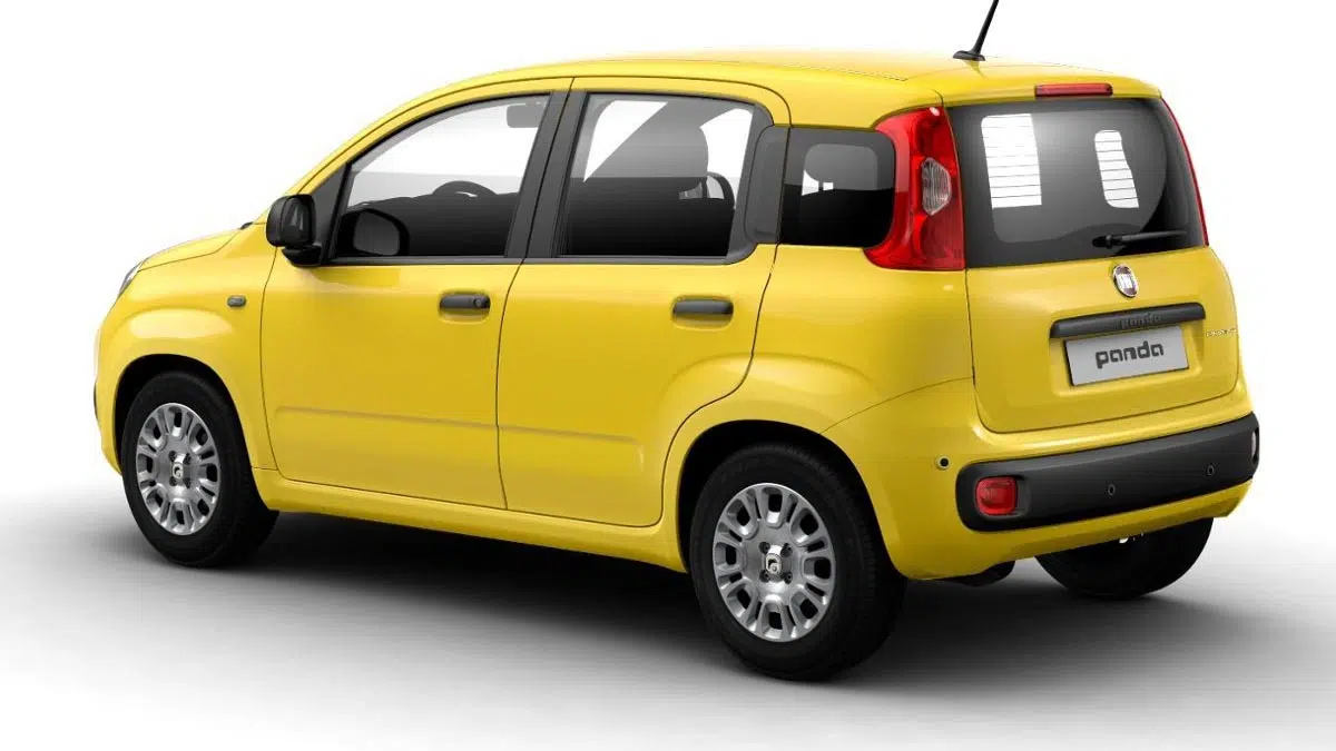 Fiat Panda Hybrid 2025 trasera, luces verticales y portón compacto