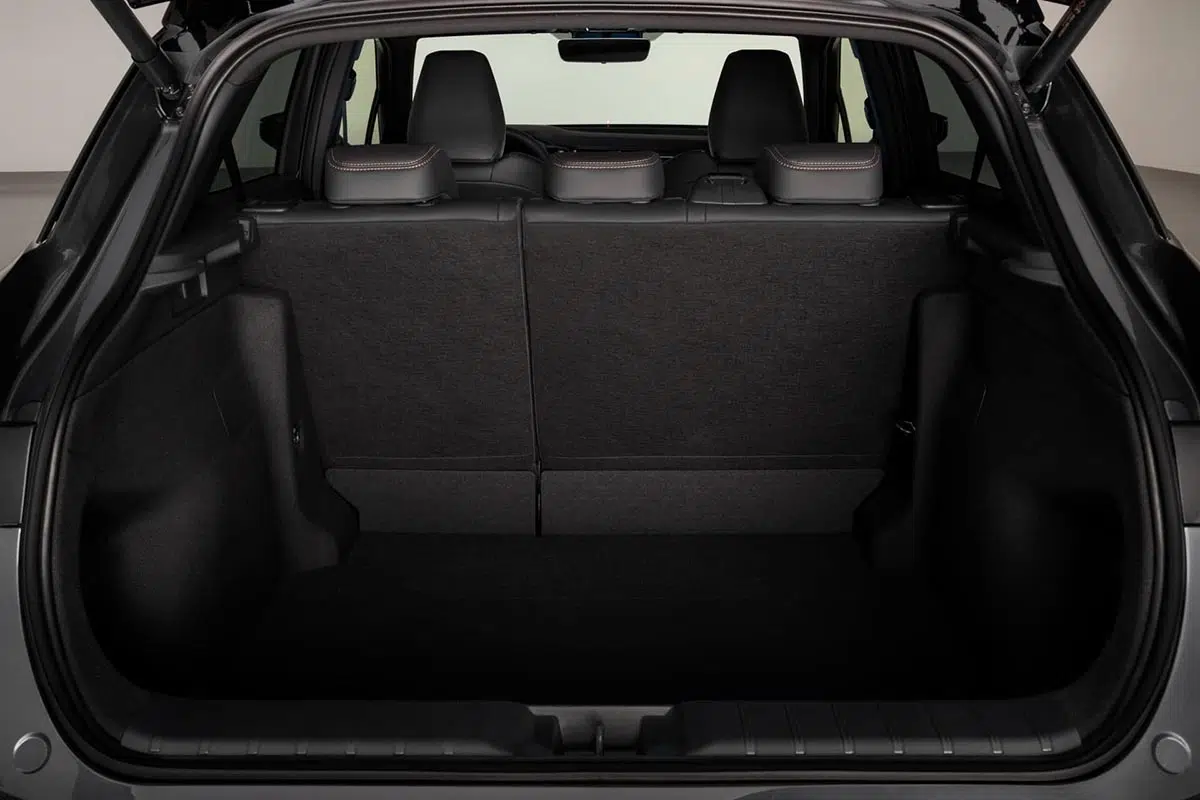 Lexus LBX 2025 maletero abierto, capacidad de carga práctica para un SUV compacto