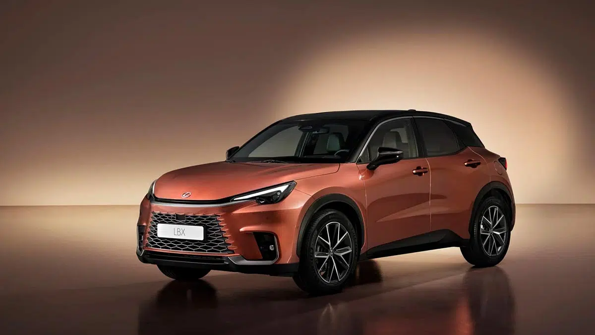 Vista frontal del Lexus LBX 2025, parrilla imponente y faros LED afilados para un diseño dinámico y premium.