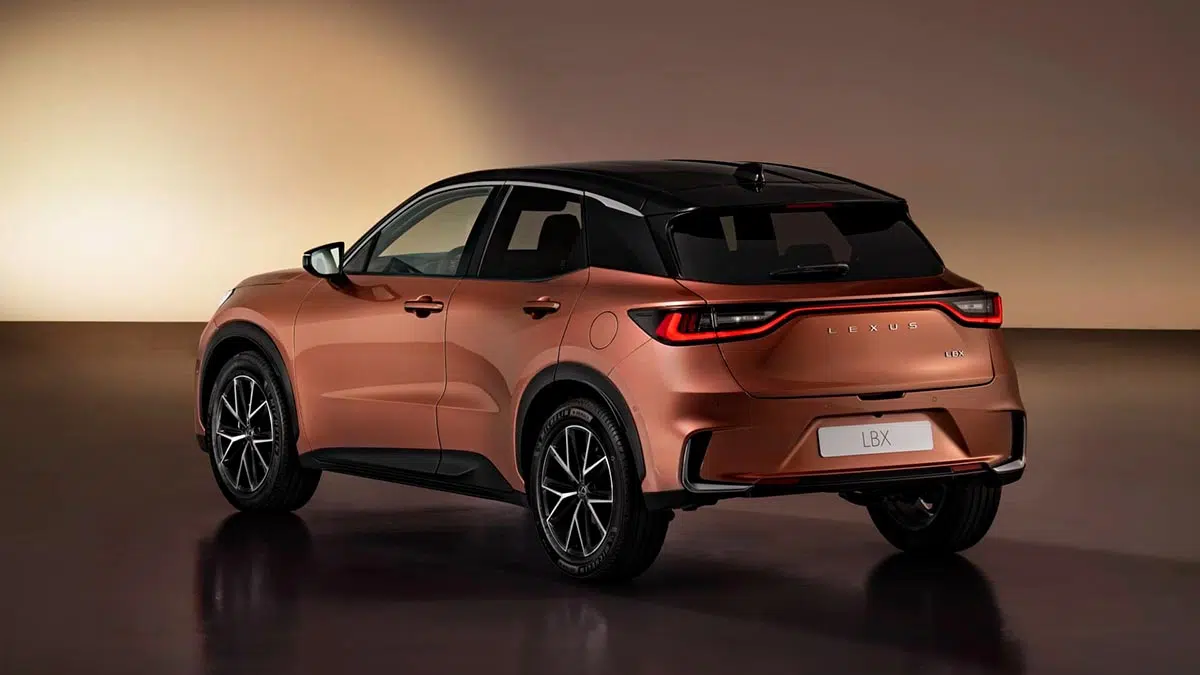 Lexus LBX 2025 trasera, luces LED conectadas y diseño robusto