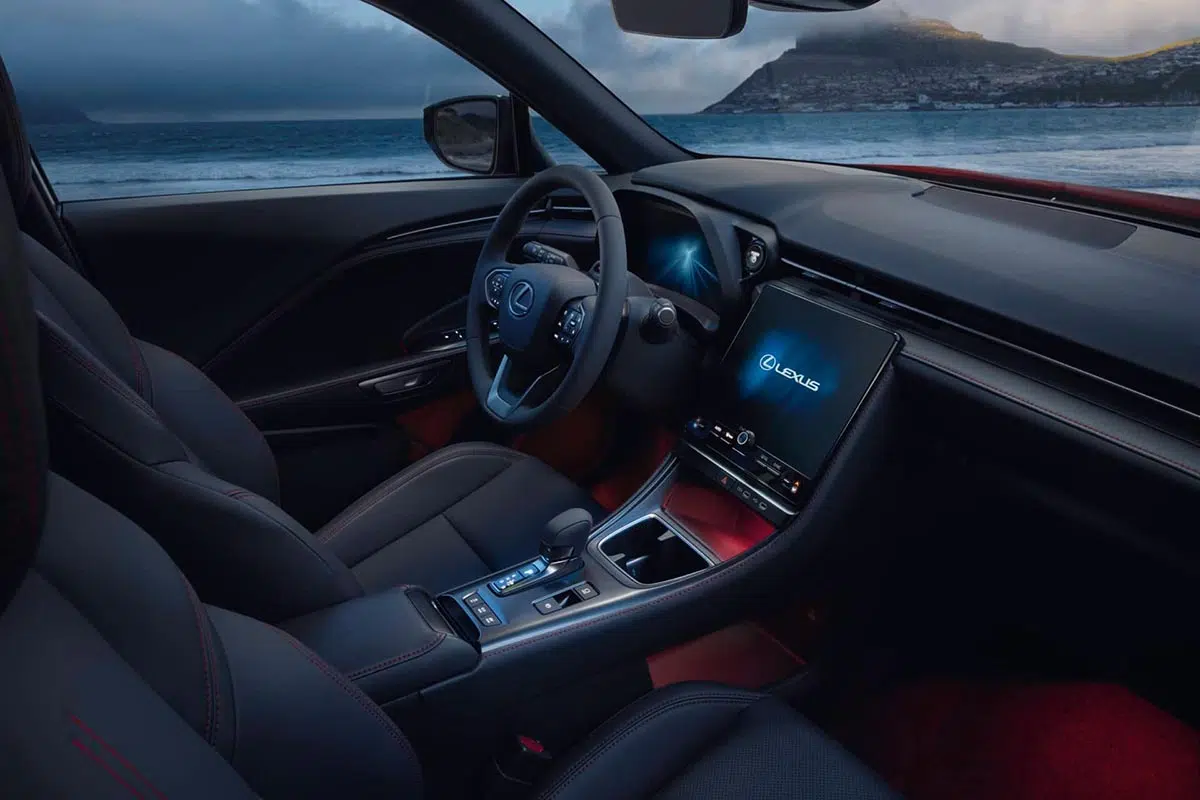 Lexus LBX 2025 interior, volante de cuero, pantalla táctil y acabados premium