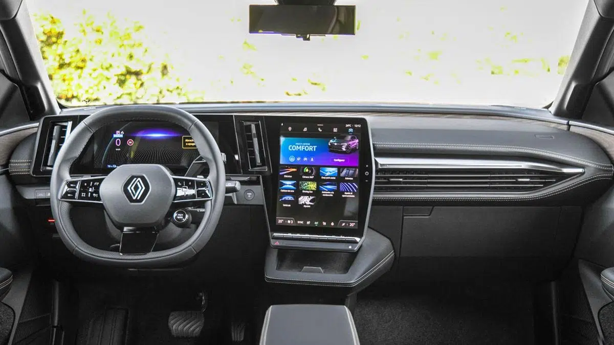Intérieur du Renault Rafale, écran central tactile et finition premium