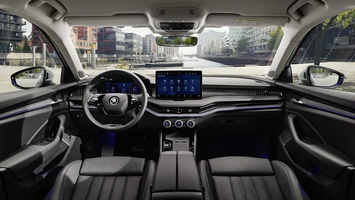 Interior del Skoda Octavia 1.5 eTSI MHEV, pantalla táctil de 10 pulgadas y tapicería premium