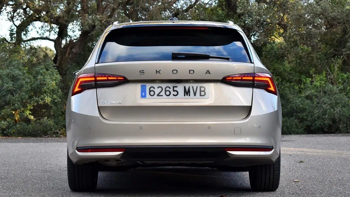Skoda Octavia 1.5 eTSI MHEV 2025 trasera, firma luminosa LED y diseño refinado