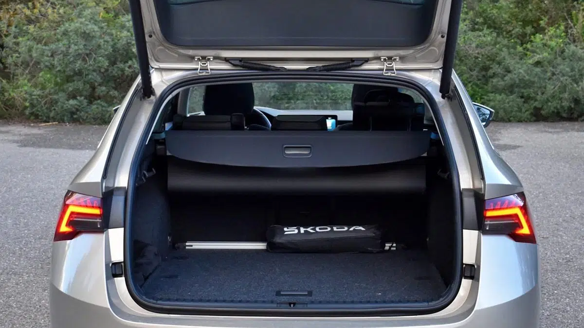 Skoda Octavia 1.5 eTSI MHEV maletero abierto, capacidad de carga generosa