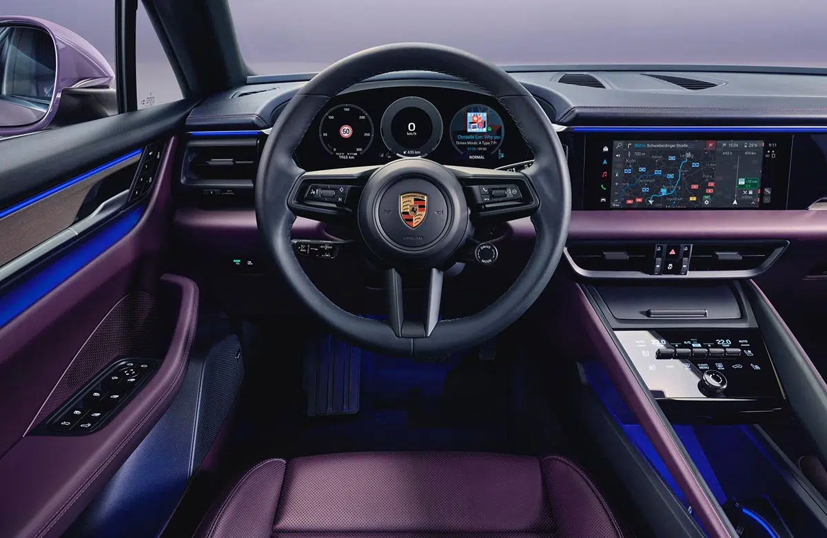 Intérieur de la Porsche Macan électrique, écran incurvé et finition premium en cuir